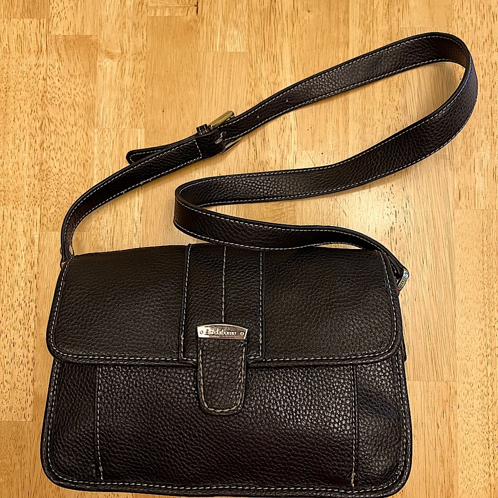 Liz Claiborne Shoulder/Crossbody bag with adjustable strap; Black; Leather-look